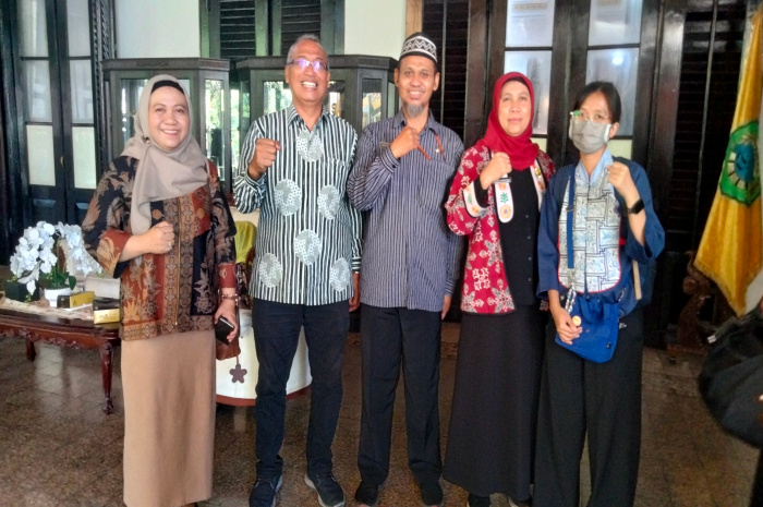 Dr Koen Irianto Uripan (2 dari kiri) bersama tim Dinkes Kabupaten Sidoarjo