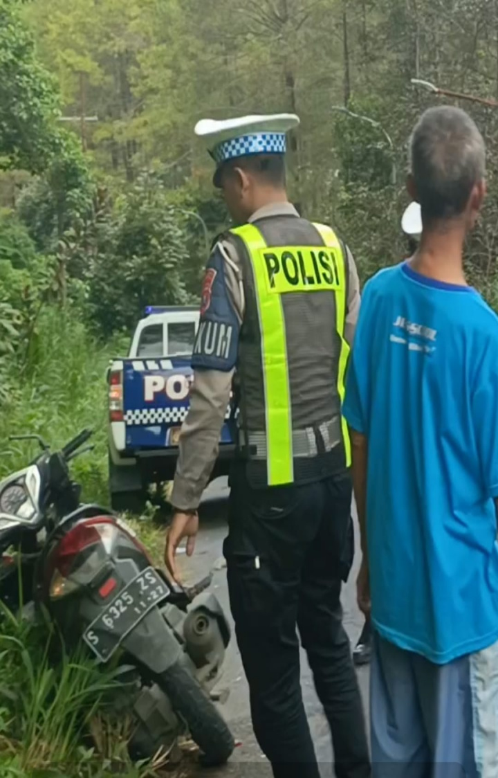 Satlantas Polres Batu menangani tabrakan antara motor dan pickup yang diduga rem blong