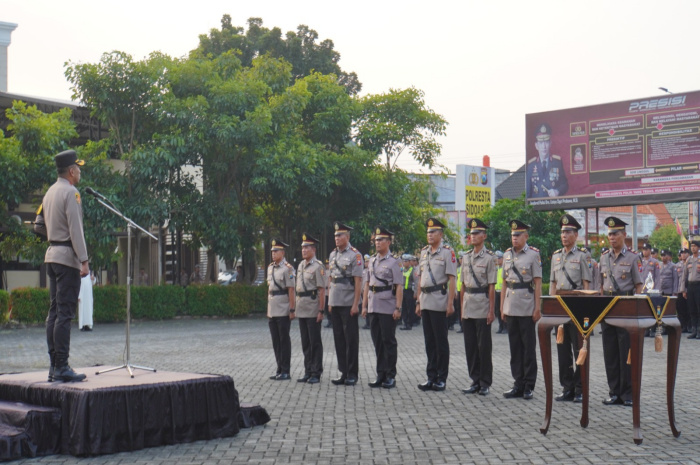 Kapolresta Sidoarjo, Kombespol Christian Tobing, memimpin upacara Sertijab pada Rabu (5/6/2024) sore, bertempat di Lapangan Apel Polresta Sidoarjo.