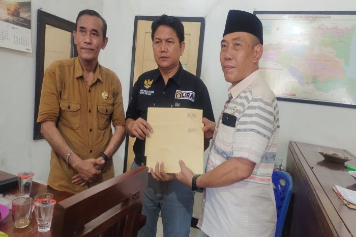 Bupati dan Wakil Bupati LSM LIRA Sidoarjo menyerahkan secara simbolis surat tugas dan proposal 3 kegiatan nasional LSM LIRA kepada Ketua Panitia