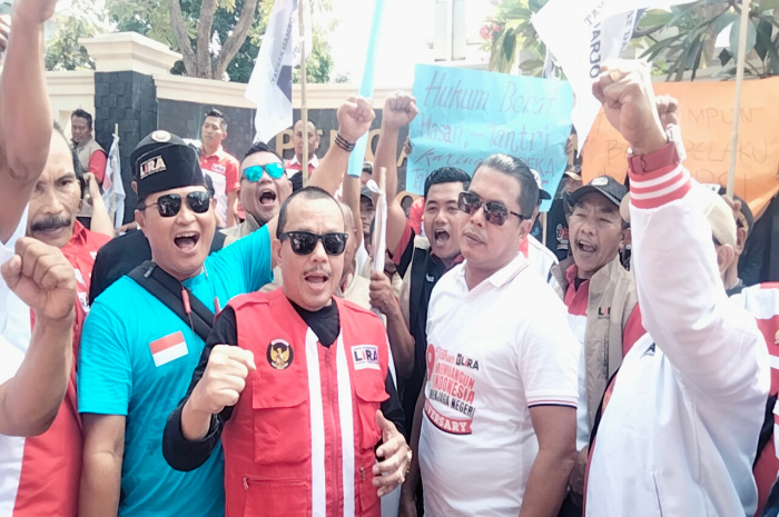 Aksi Damai LSM LIRA DPW Jatim di Pengadilan Tipikor Surabaya dipimpin langsung Gubernur LSM LIRA Jatim Samsudin dan Presiden LSM LIRA HM. Jusuf Rizal