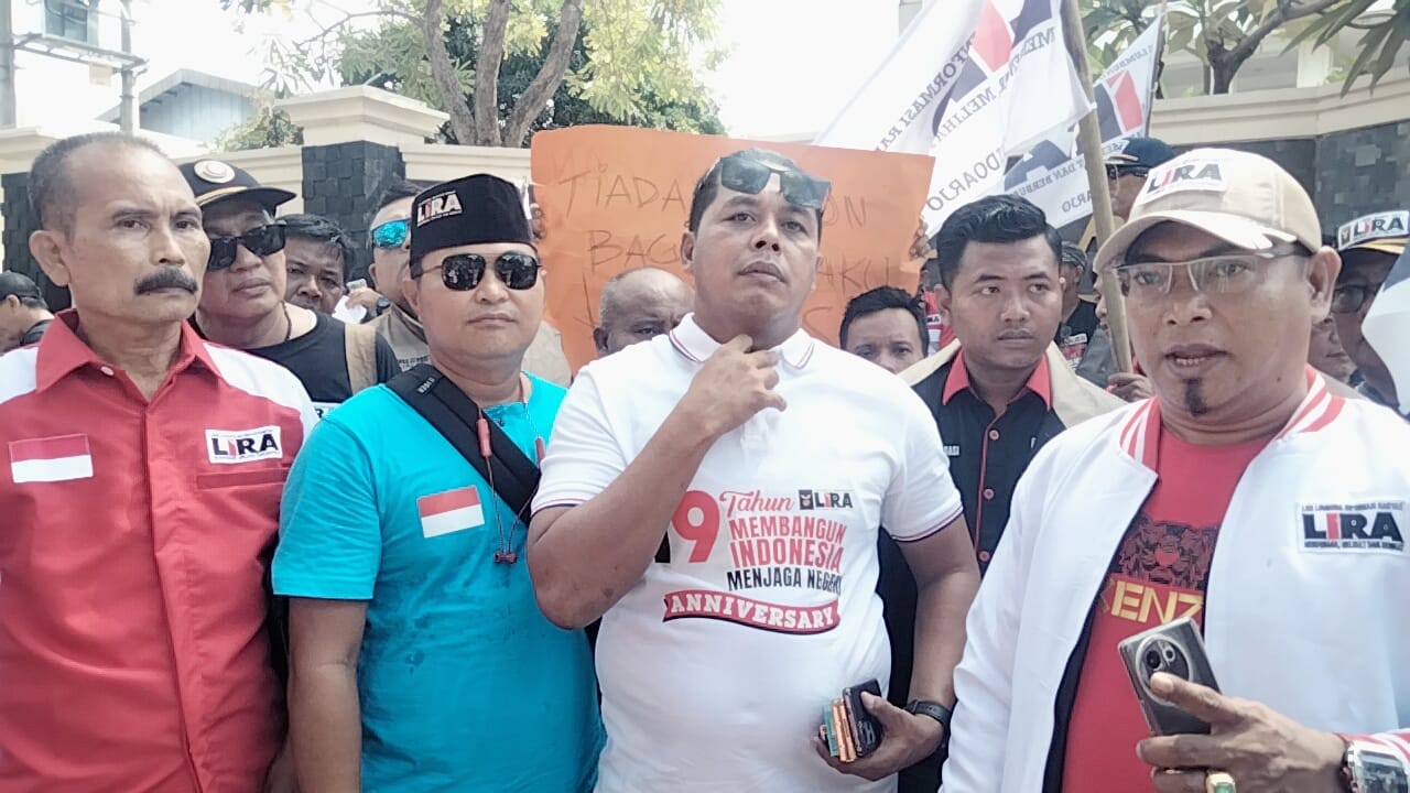 Gubernur LSM LIRA Jatim Samsudin (kaos putih) saat aksi damai di Pengadilan Tipikor Surabaya.