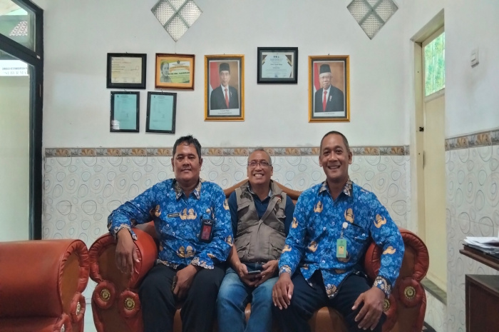 DR.DR. Koen Irianto Uripan bersama Kepala Desa Tanjek Wagir