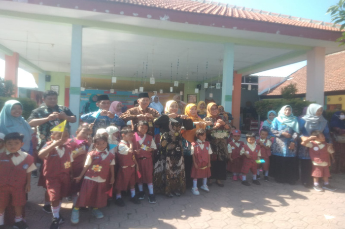 Dr. Sriyatun bersama Dr. Tirto Adi hadir dan melihat proses MPLS berlangsung di TK Negeri Pembina Cemandi