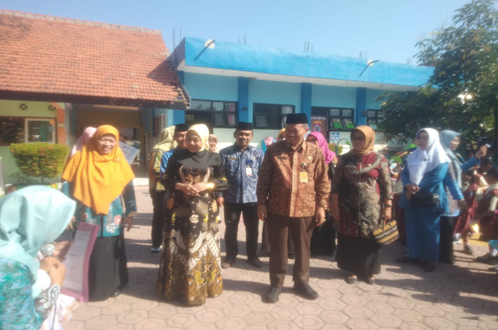 Dr. Sriyatun bersama Dr. Tirto Adi hadir dan melihat secara langsung bagaimana proses MPLS berlangsung