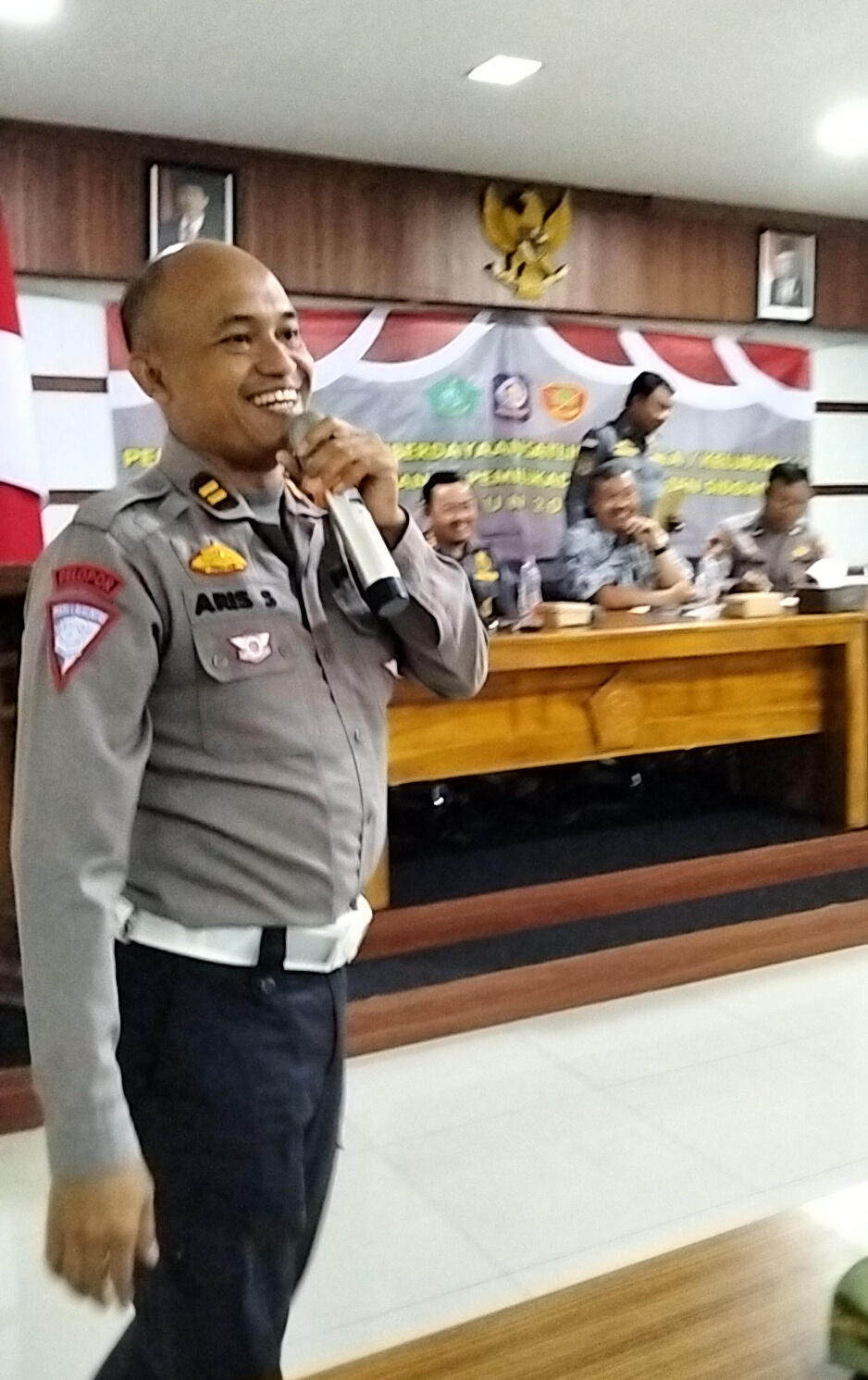 Kanit Kamseltibcar Satlantas Polresta Sidoarjo Iptu Aris Susetyo Sosialisasikan Operasi Patuh Semeru 2024 di Kecamatan Sukodono guna meningkatkan keamanan, keselamatan, dan kelancaran dalam berlalu lintas di jalan.