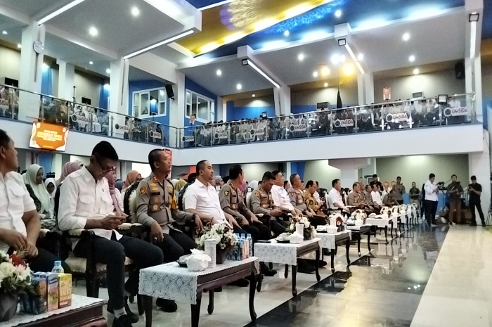 Road show Generasi Emas Produktif tanpa Narkoba dihadiri Kapolda Jatim dan pejabat utama dan polres jajaran serta 1.500 orang peserta yang terdiri dari 500 orang guru pendamping dan 1.000 pelajar SMA sederajat dari berbagai wilayah di Jatim 