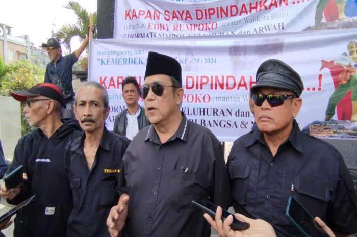 Kontroversi Makam almarhum Eddy Rumpoko mantan Walikota Batu di Taman Makam Pahlawan (TMP) Suropati semakin terus berkembang. Forum Warga Batu menggelar aksi mendesak Pemkot Batu segera memindahkan makam Almarhum Eddy Rumpoko.