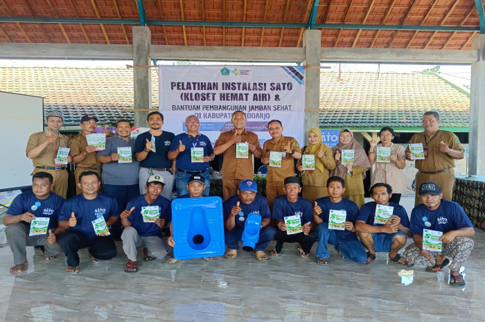 Jejak Langkah DR. Koen Irianto Uripan Bersama SATO Dalam Bidang Sanitasi di Desa Tanjek Wagir, Krembung, Sidoarjo.