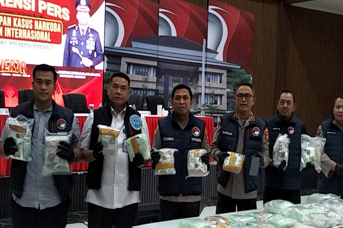 Kapolda Jatim, Kapolresta Sidoarjo, Kasat Narkoba Polresta Sidoarjo Ungkap Kasus Narkoba Jaringan Internasional dengan barang bukti sabu 30 Kg.