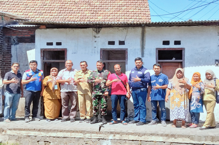 DR. Koen, Bersama Lurah Sekardangan, Kepala puskesmas, RT/RW dan Warga Dusun Plipir Kelurahan Sekardangan dalam program bantuan Jamban sehat Pasca Sidoarjo ODF