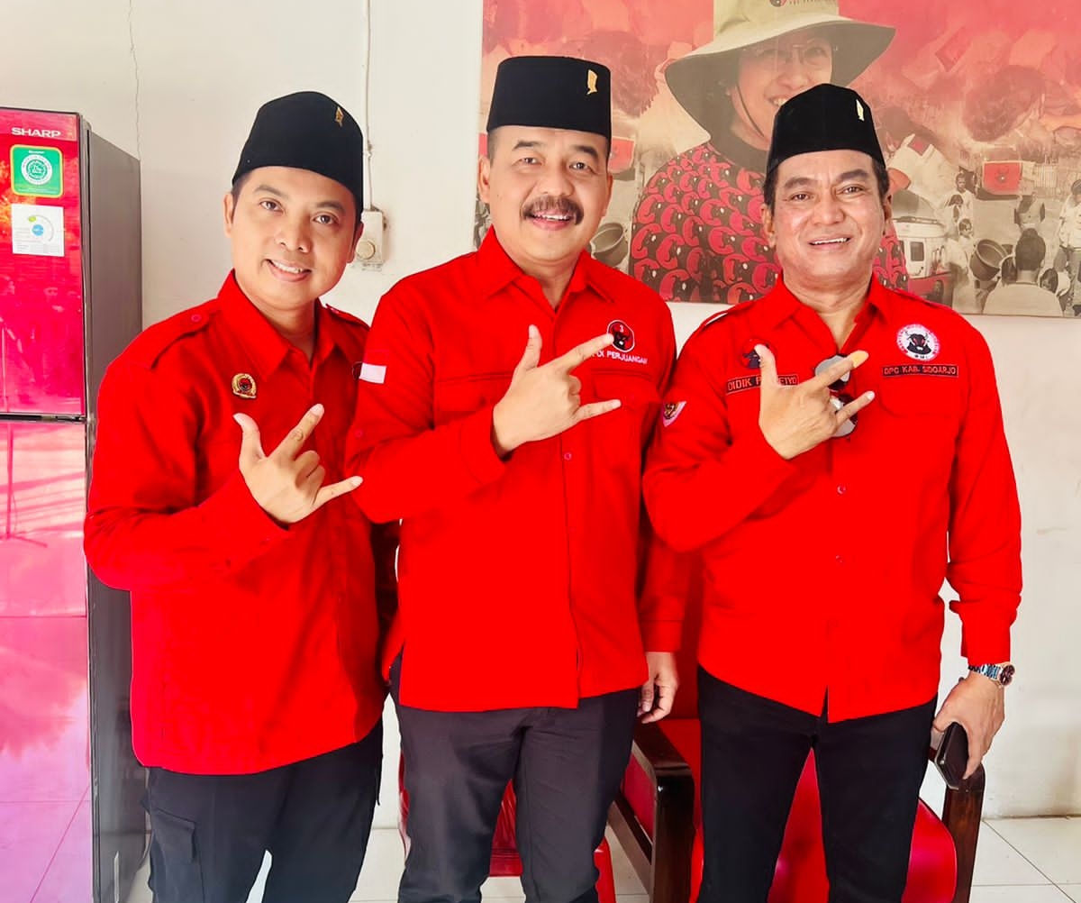 dr. Andre Yulius, bakal calon Wakil Bupati Sidoarjo dari partai PDI-P bersama Ketua DPC PDI-P Sumi Harsono SE usai upacara bendera dalam rangka peringatan HUT ke-79 Kemerdekaan Republik Indonesia