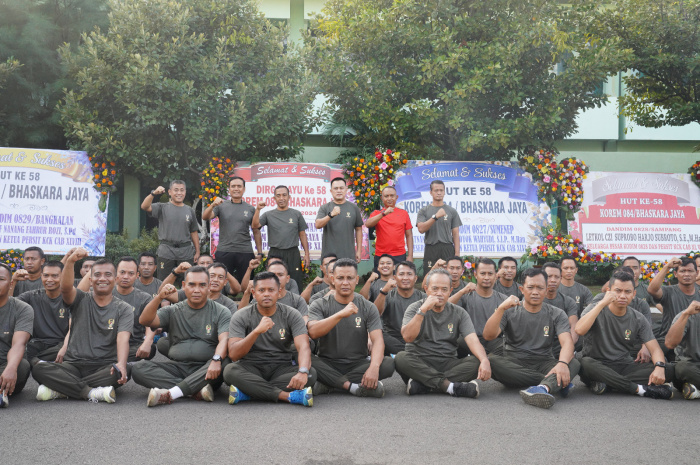 Hari Jadi Ke-58 Korem 084/Bhaskara Jaya yang jatuh pada hari Jumat 2 Agustus 2024 dirayakan penuh semangat kebersamaan melalui kegiatan olahraga lari 10K dan potong tumpeng