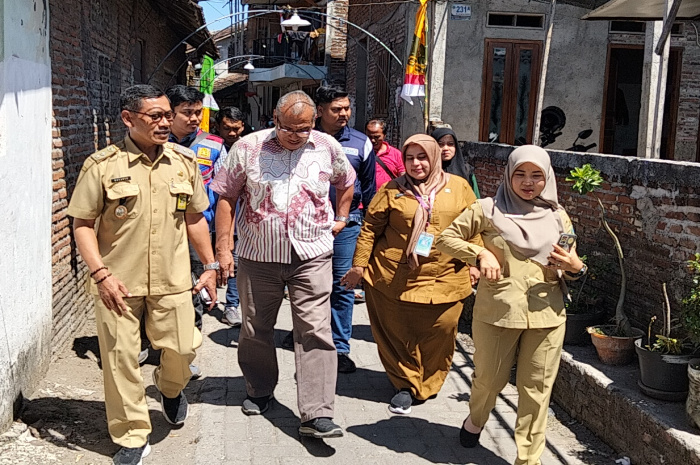 Gebrakan Sosial DR. Koen, Bantu Warga Kelurahan Sekardangan Jamban Pasca Sidoarjo ODF