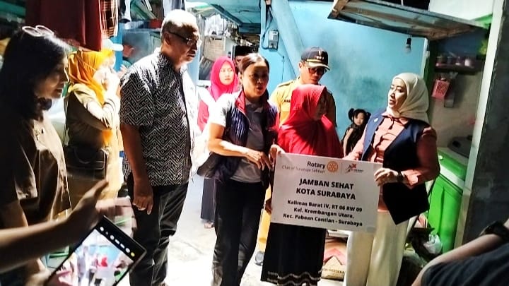 DR. Koen Bersama Rotary Serahkan CSR 10 Jamban kepada Warga Kalimas Barat Surabaya 