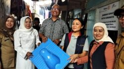 DR. Koen Bersama Rotary Serahkan CSR 10 Jamban Pada Warga Kalimas Barat