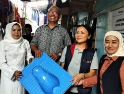 DR Koen Bersama Rotary Serahkan CSR 10 Jamban di Kalimas Barat