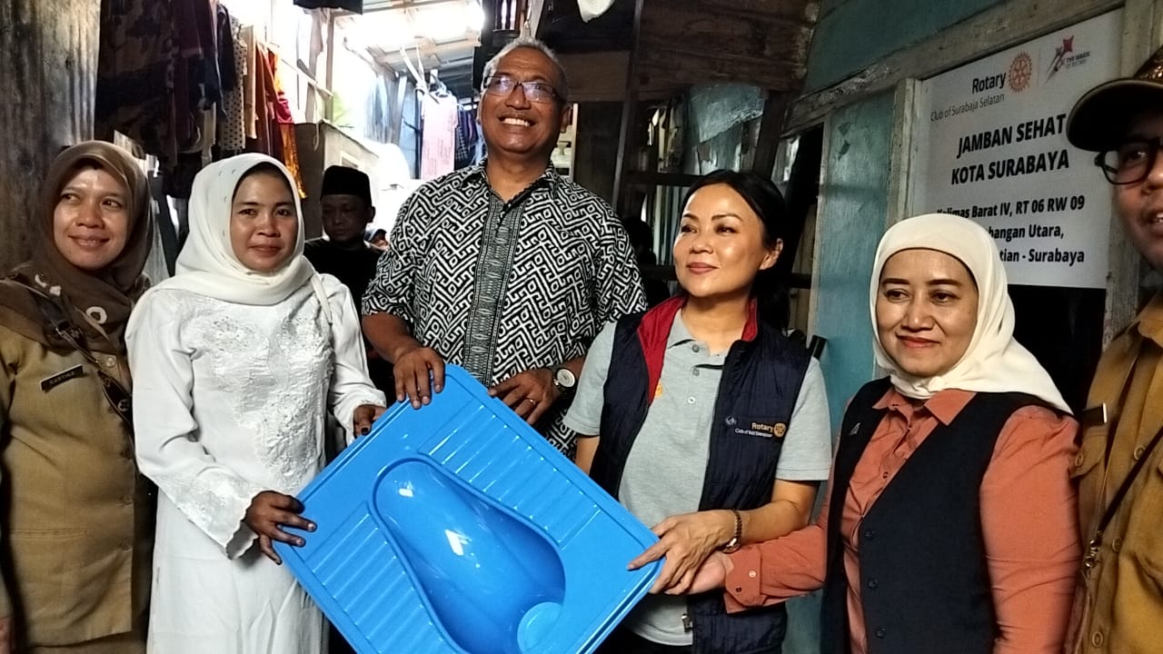 DR. Koen Bersama Rotary Serahkan CSR 10 Jamban Pada Warga Kalimas Barat