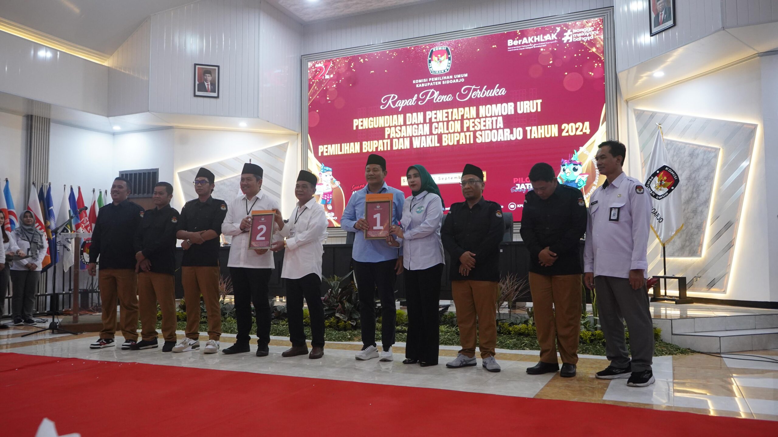 Rapat pleno KPU Sidoarjo menghasilkan keputusan Pasangan Subandi dan Mimik ditetapkan sebagai calon dengan nomor urut 01, sedangkan pasangan Iin dan Edy mendapatkan nomor urut 02. 