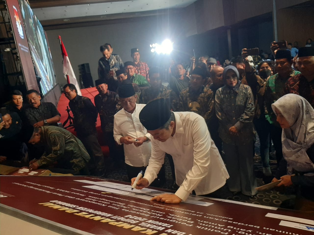 Bupati dan Wakil Bupati nomor urut 2 H. Achmad Amir Aslichin - H. Edy Widodo saat penandatanganan Deklarasi Damai di Aston Hotel Sidoarjo