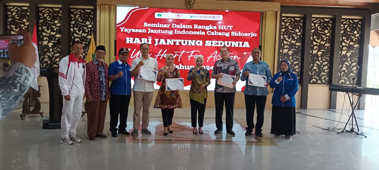 DR. Koen Irianto Uripan SH, MM, menerima penghargaan dari Yayasan Jantung Indonesia Cabang Sidoarjo yang diserahkan langsung oleh dr. Hj. Sriatun Subandi di Pendopo Kabupaten Sidoarjo