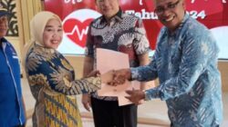 DR. Koen Irianto Uripan SH, MM, menerima penghargaan dari Yayasan Jantung Indonesia Cabang Sidoarjo yang diserahkan langsung oleh dr. Hj. Sriatun Subandi di Pendopo Kabupaten Sidoarjo.