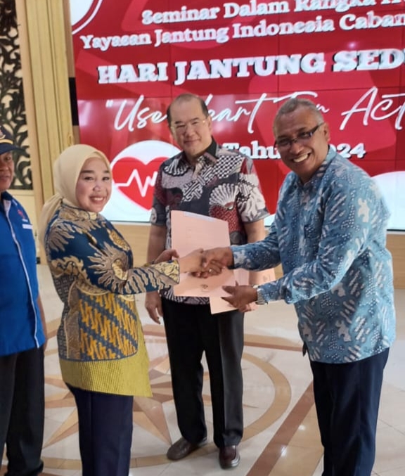 DR. Koen Irianto Uripan SH, MM, menerima penghargaan dari Yayasan Jantung Indonesia Cabang Sidoarjo yang diserahkan langsung oleh dr. Hj. Sriatun Subandi di Pendopo Kabupaten Sidoarjo.