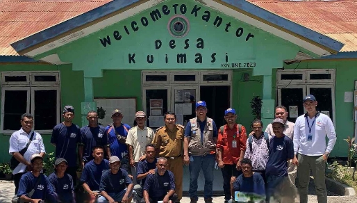 DR Koen bersama Ardian Hanafi, Fasilitator USAID IUWASH Tangguh Kabupaten Kupang dan Kepala Desa beserta warga Desa Kuimasi, Kecamatan Fatuleu, Kabupaten Kupang, NTT