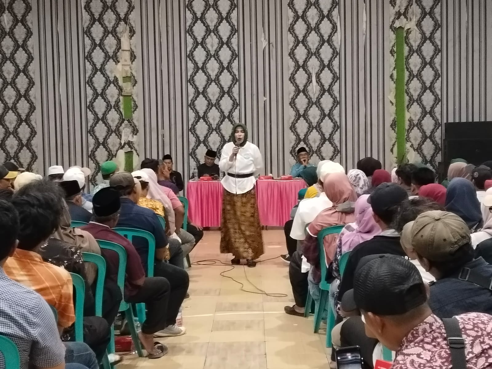 Mimik Idayana menyampaikan Visi dan Misi pasangan calon Bupati dan Wakil Bupati Sidoarjo 01 Subandi-Mimik (BAIK) dihadapan koordinator desa dan relawan se-Kecamatan Taman. 