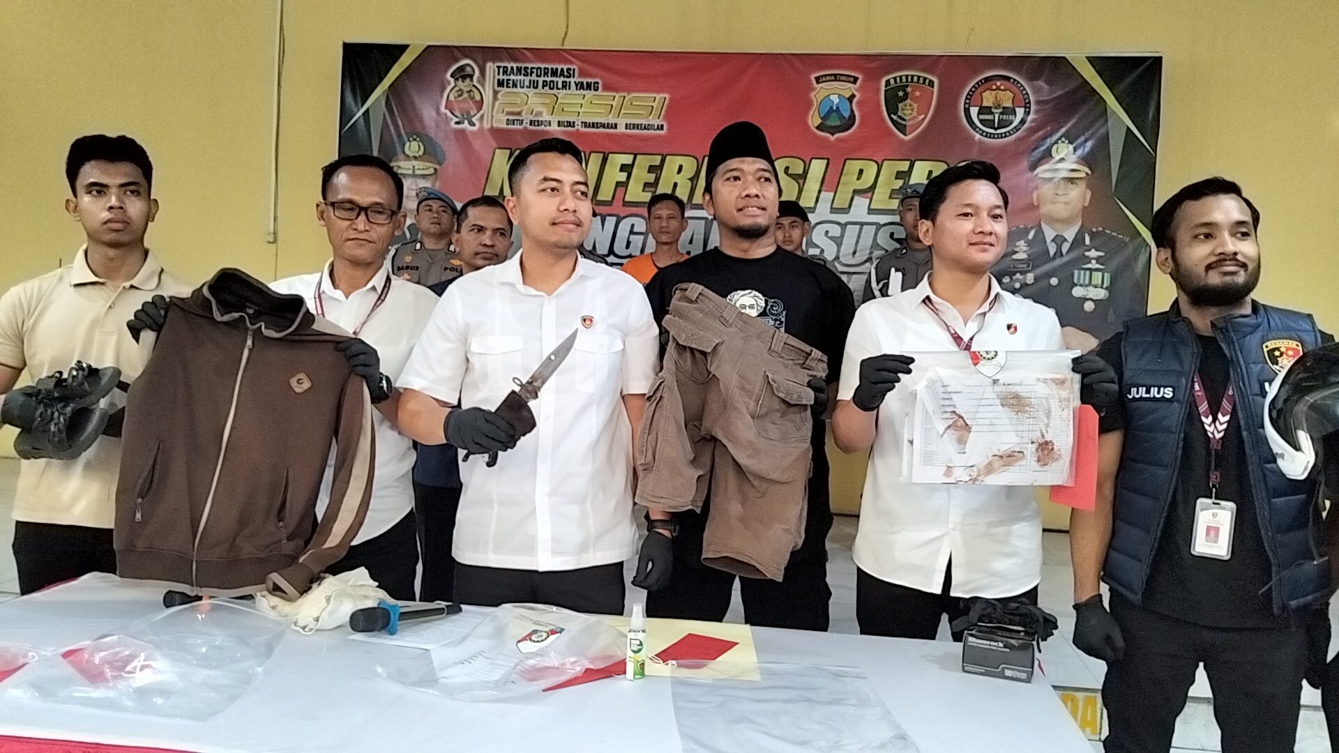 Kasatreskrim Polrestabes Sidoarjo AKP Fahmi Amarullah didampingi Wakasat Reskrim AKP Hafid dan tim menunjukkan Barang bukti pembunuhan 