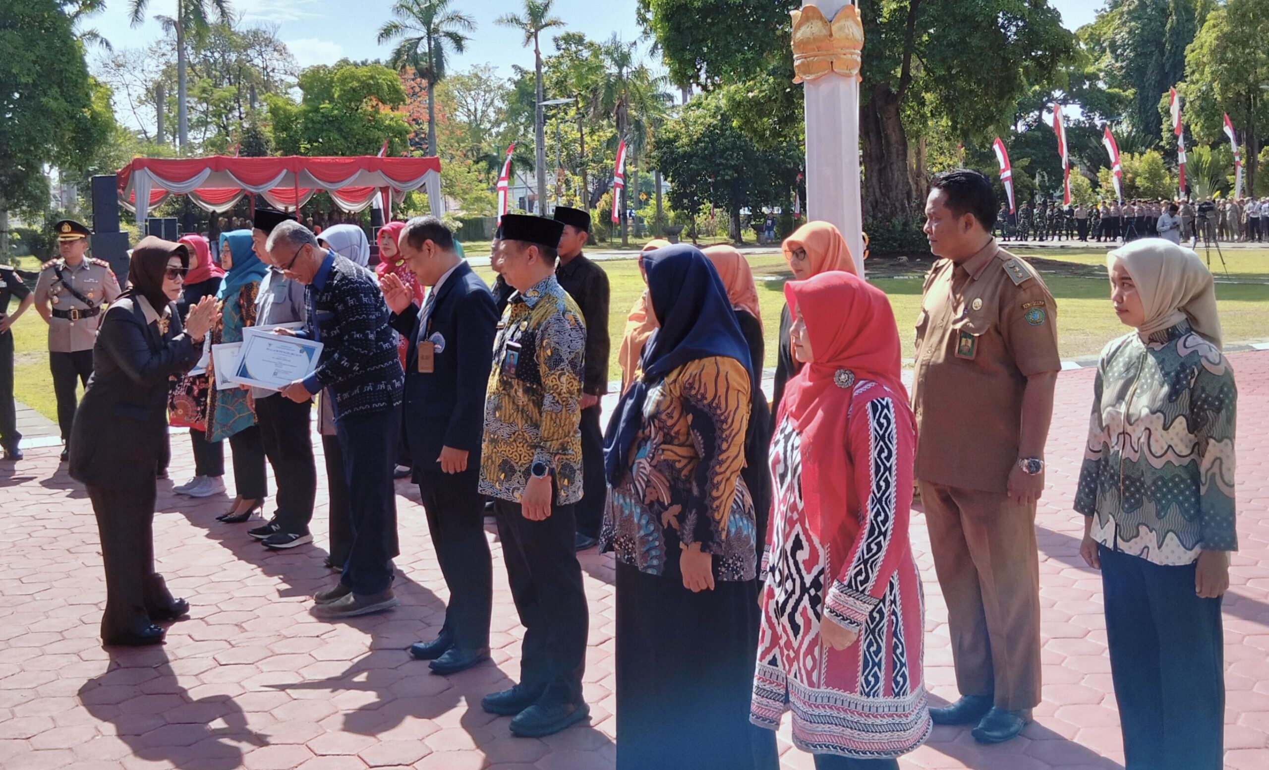 DR Koen Irianto Uripan menerima penghargaan Misi Sejati dari Pemkab Sidoarjo