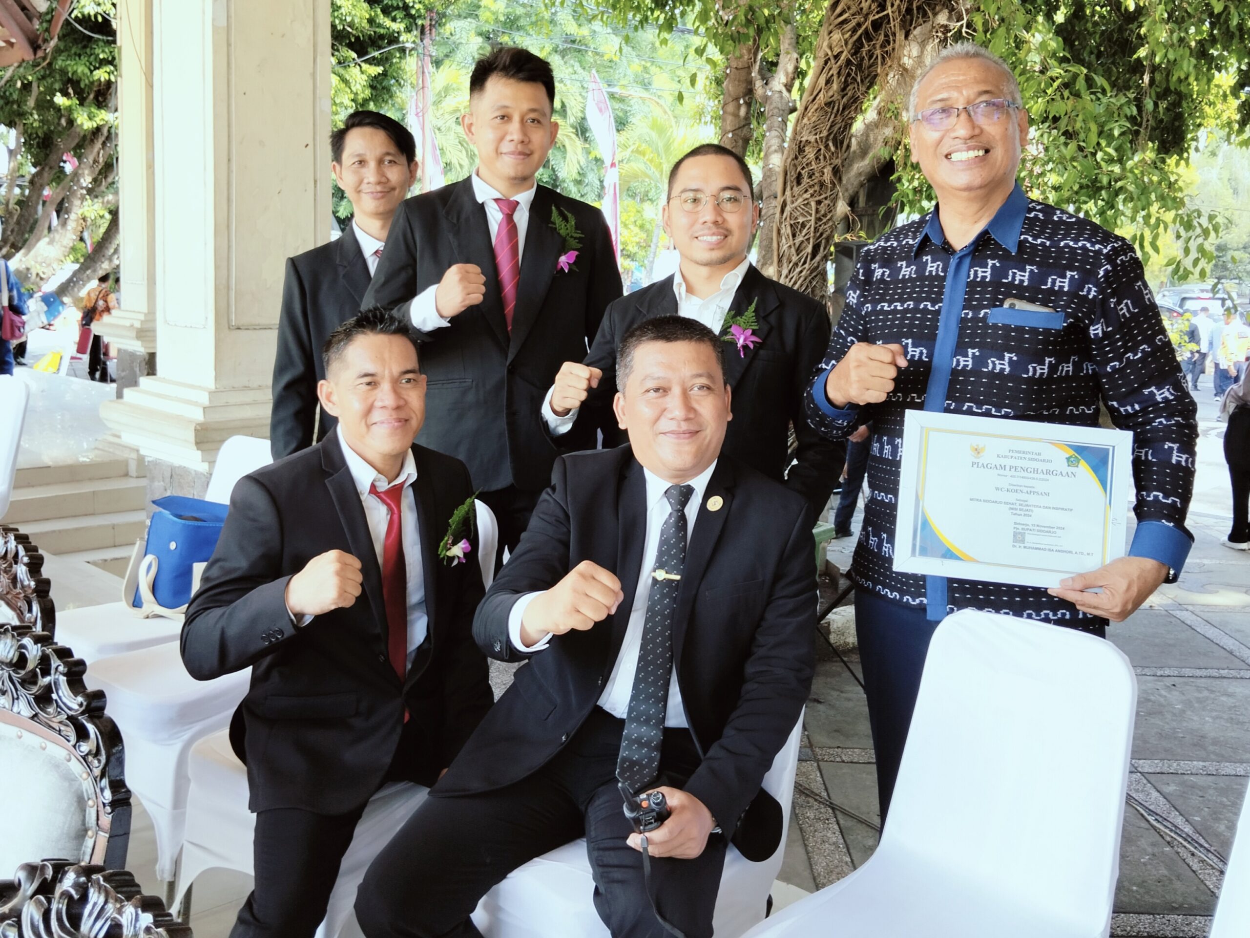 DR Koen bersama Kabid Kesmas Dinkes Kabupaten Sidoarjo, dr. Inensa Khoirul Harap, M.H. dan anggota Dinkes Kabupaten Sidoarjo 