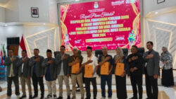 KPU Sidoarjo Gelar Rekapitulasi Suara nampak Ketua KPU Sidoarjo Fauzan bersama komisioner dan saksi paslon