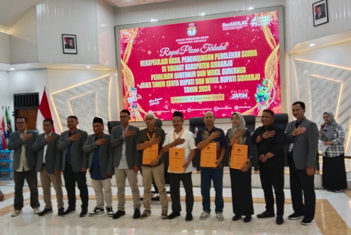 KPU Sidoarjo Gelar Rekapitulasi Suara nampak Ketua KPU Sidoarjo Fauzan bersama komisioner dan saksi paslon