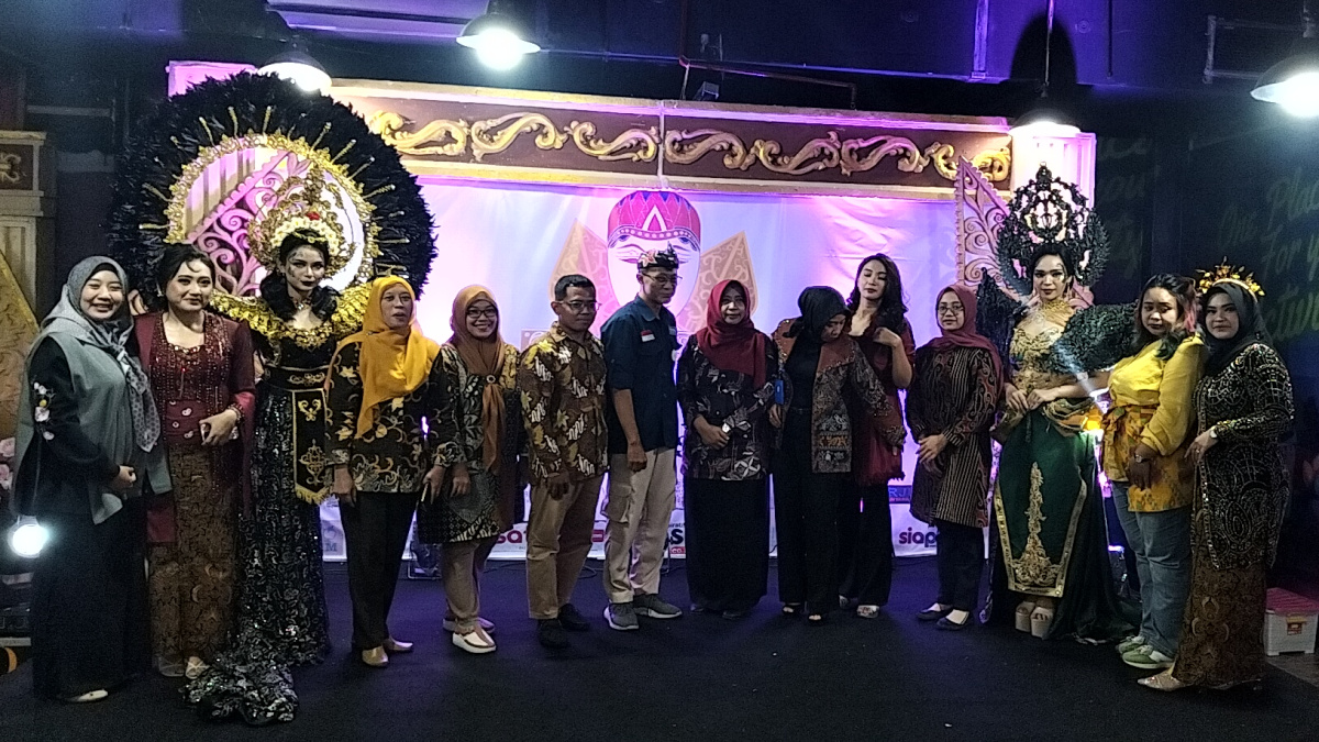 BFBL Sidoarjo menggelar acara Wonderland Queen of Indonesia yang dihadiri Dinas Pariwisata dan Ekonomi Kreatif dan P3AKB Sidoarjo, Wakil Direktur Spektra Rahman Windiarto, Exmi Gustriana Sari, serta Spv BFBL Syovi Ulfa Septia.