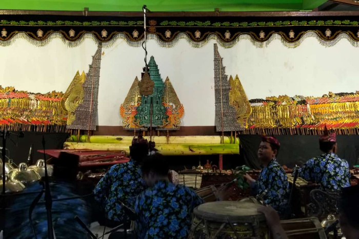 Pagelaran wayang kulit semalam suntuk oleh dalang kondang Ki Johan asal Krembung, Sidoarjo, dalam acara ruwat Desa Gebang Gisik Cemandi, dengan Lakon "Semar Mbangun Kahyangan" sukses menarik perhatian warga yang menyaksikan