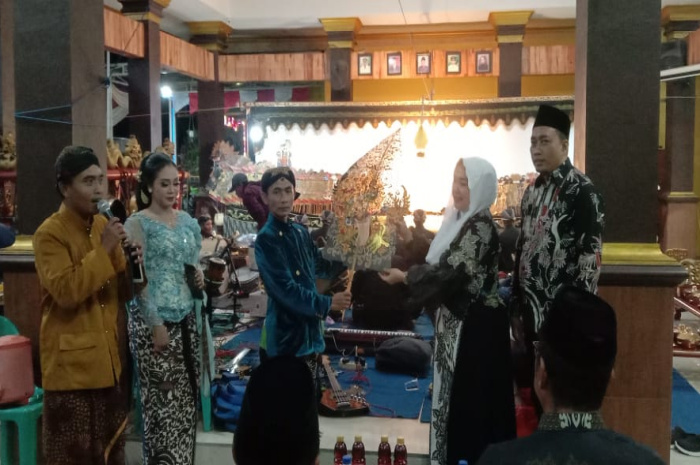 Ruwatan Desa Segoro Tambak Gelar Wayang Kulit Semalam Suntuk dibawakan dalang Ki Tejo Sulistio dari Desa Plumpung Pringgodani Sidoarjo