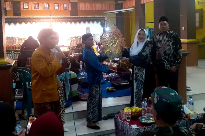 Ruwatan Desa Segoro Tambak Gelar Wayang Kulit Semalam Suntukdibawakan dalang Ki Tejo Sulistio dari Desa Plumpung Pringgodani Sidoarjo