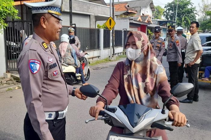 Kanitlantas Polsek Taman, AKP Sulaiman S.H. memimpin langsung Operasi Keselamatan Semeru 2025.