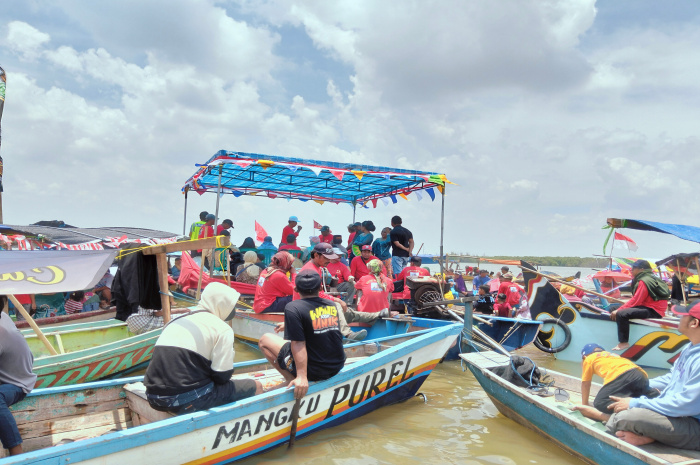 Desa Tambak Cemandi Gelar Tradisi Sakral Petik Laut 2025