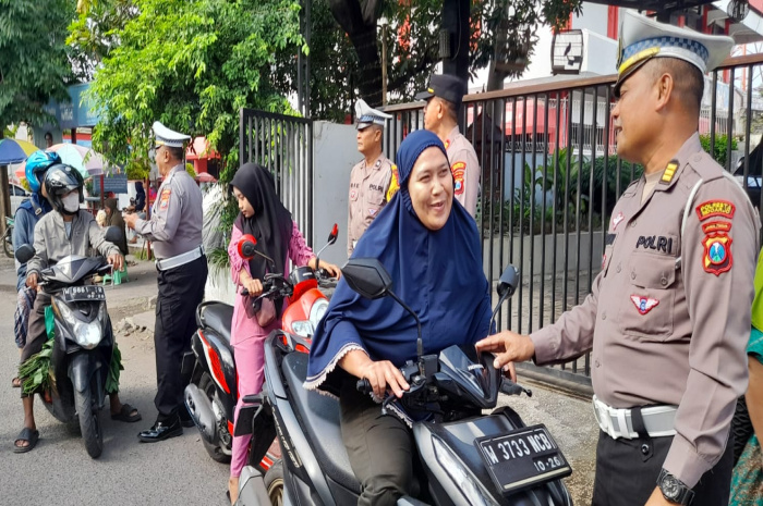 Operasi Keselamatan Semeru 2025, Polsek Taman Beri Edukasi Simpatik