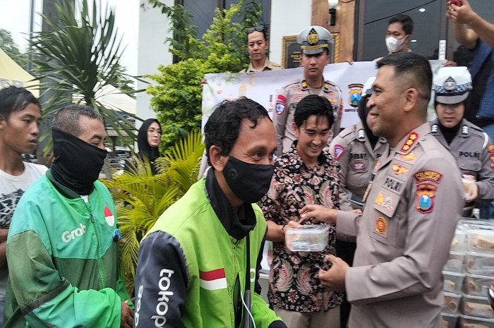 500 Paket Takjil Dibagi Gratis Polresta Sidoarjo dan IJTI