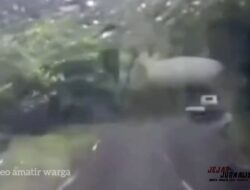 LONGSOR DAHSYAT DI JALUR PACET-CANGAR: 2 MOBIL TERLEMPAR