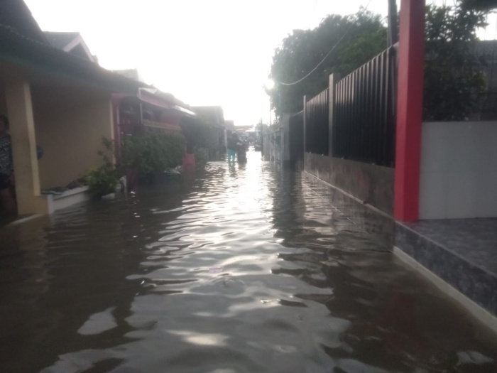 Hujan Deras Disertai Angin Kencang Terjang Wilayah Sedati, yang mengakibatkan banjir dan kerusakan rumah warga.