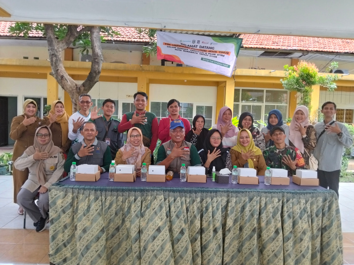 Dr. Koen Verifikasi 5 Pilar STBM di Dukuh Menanggal Surabaya