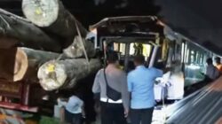 Kereta Commuter Line Jenggala Tabrak Truk Trailer, 2 Masinis Kritis