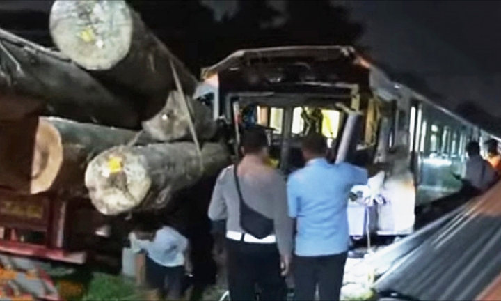 Kereta Commuter Line Jenggala Tabrak Truk Trailer, 2 Masinis Kritis