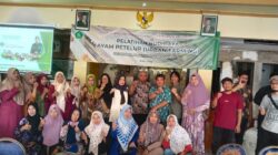 Ainun Jariyah anggota DPRD Kabupaten Sidoarjo dari Fraksi PKB menggelar pelatihan beternak ayam (Urban Farming) bagi warga Desa Boro Kecamatan Tanggulangin, Kabupaten Sidoarjo.