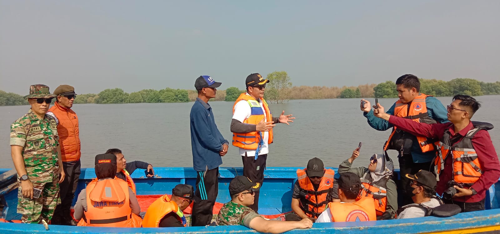 Bupati Sidoarjo Subandi bersama Dandim 0816 Sidoarjo, Danramil Sedati, Kapolsek Sedati serta forkompimca Sedati sidak wilayah terdampak banjir rob.