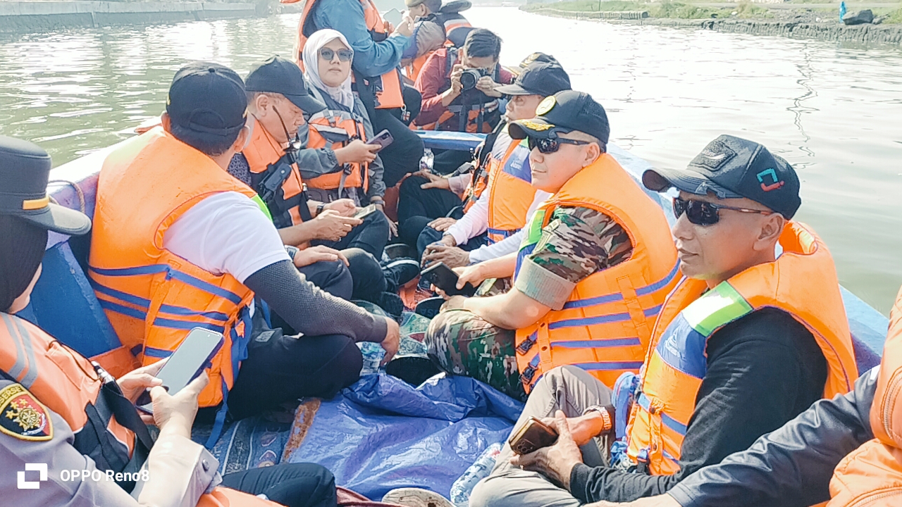 Dandim 0816 Sidoarjo, Danramil Sedati bersama Kapolsek Sedati dan forkompimca Sedati mendampingi Bupati Sidoarjo H. Subandi sidak wilayah terdampak banjir rob.
